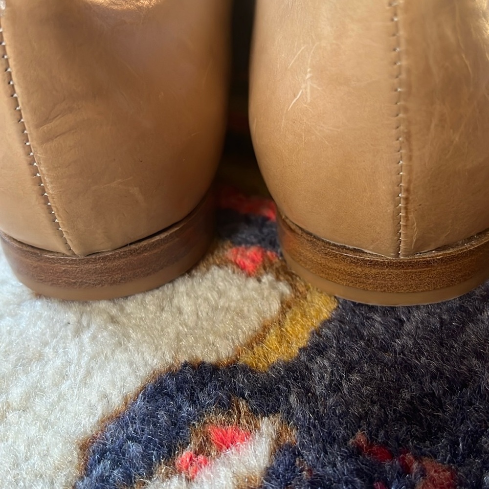 NWOT Vintage Joan & David leather loafers. Tan with white piping detail. Size 9 - Picture 5 of 6